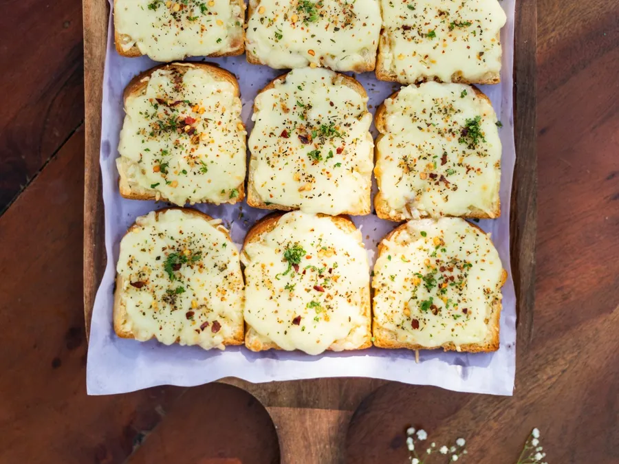 Cheesy garlic fingers